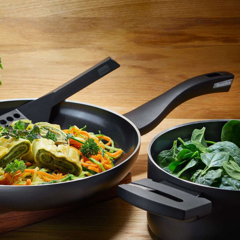 B.Green_Kookpan_zwart_24cm-3